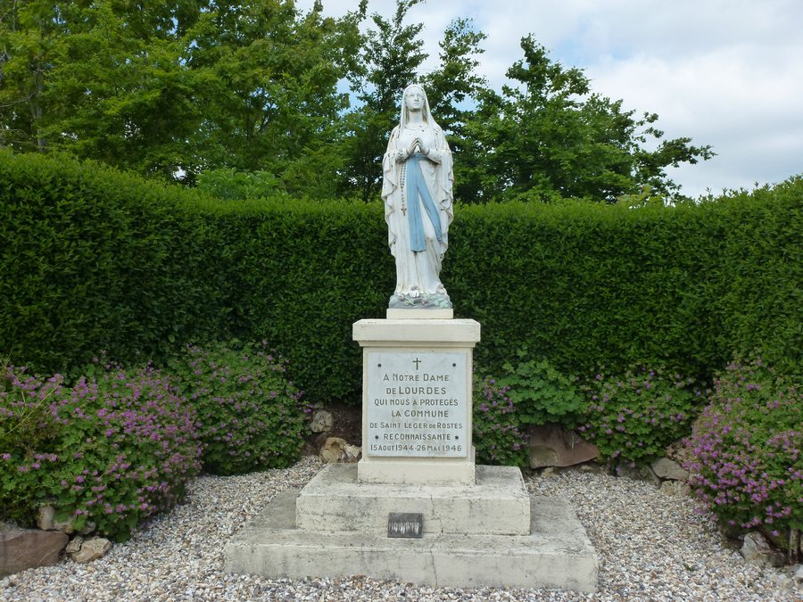 File:Saint-Léger-de-Rôtes (Eure, Fr) Statue N.D. de Lourdes, monument de guerre.JPG