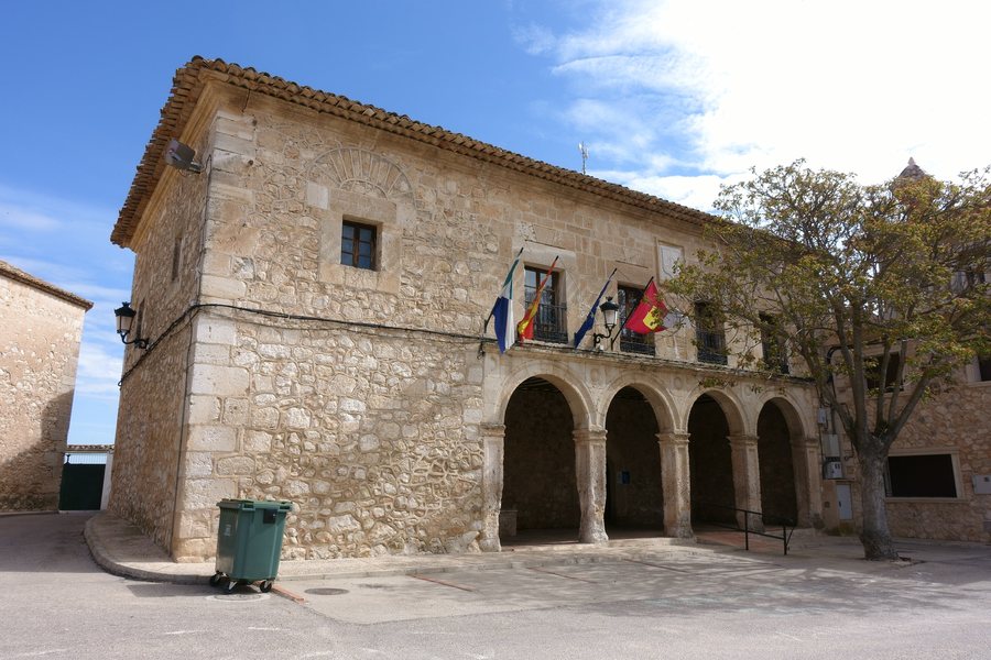 File:Ayuntamiento de La Alberca de Záncara 02.jpg