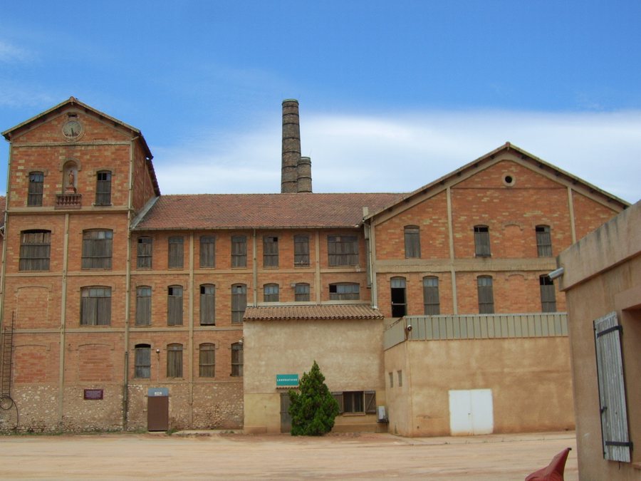File:Les Milles, Gebäude des Lagers.JPG