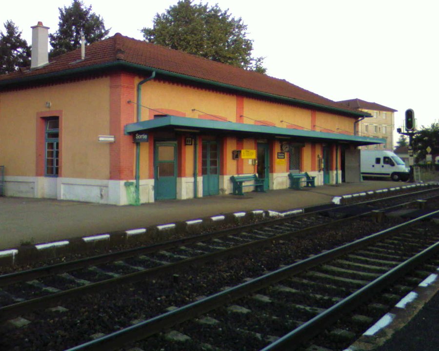 File:Gare Montrond Les Bains.jpg