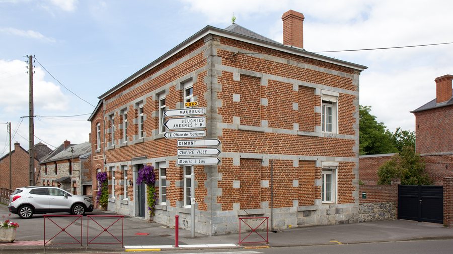 File:Glas finial in Sars-Poteries, France-4289.jpg