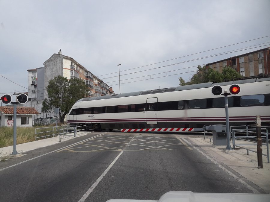 File:Pas a nivell a Berriozar - 20190806 175214(0).jpg