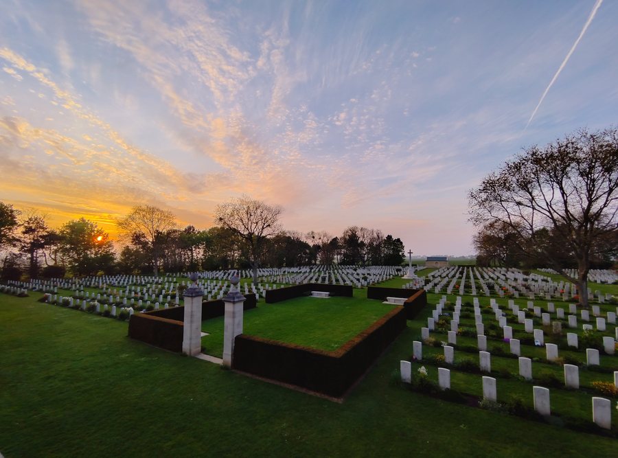 File:Cimetière militaire canadien de Bény-sur-Mer (82371).jpg