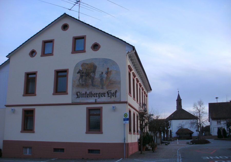 Dorfzentrum von Adelhausen mit dem ehemaligen Gasthaus Dinkelberger Hof und einem Fassadenfresko