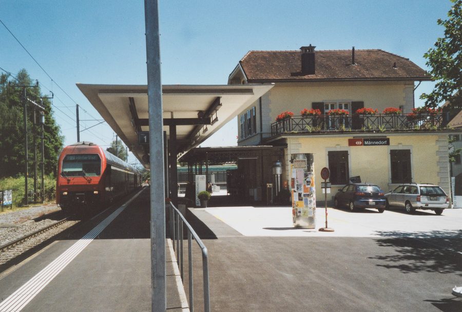 Männedorf station building with platform canopy and S-Bahn train