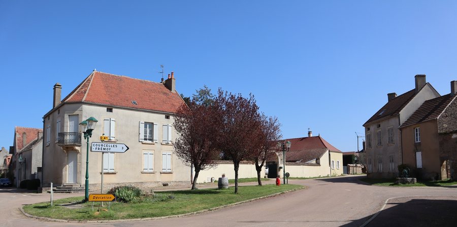 File:Montberthault (21) Place de l'église.jpg