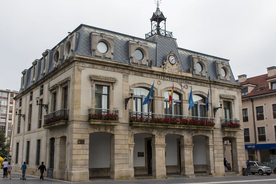File:Ayuntamiento de Siero.jpg