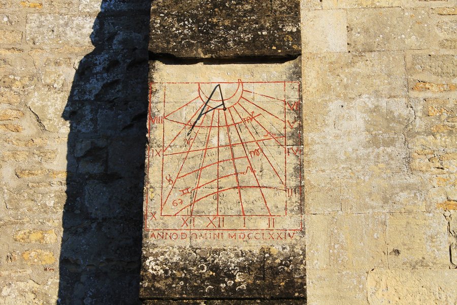 File:Villons-les-Buissons cadran solaire.JPG
