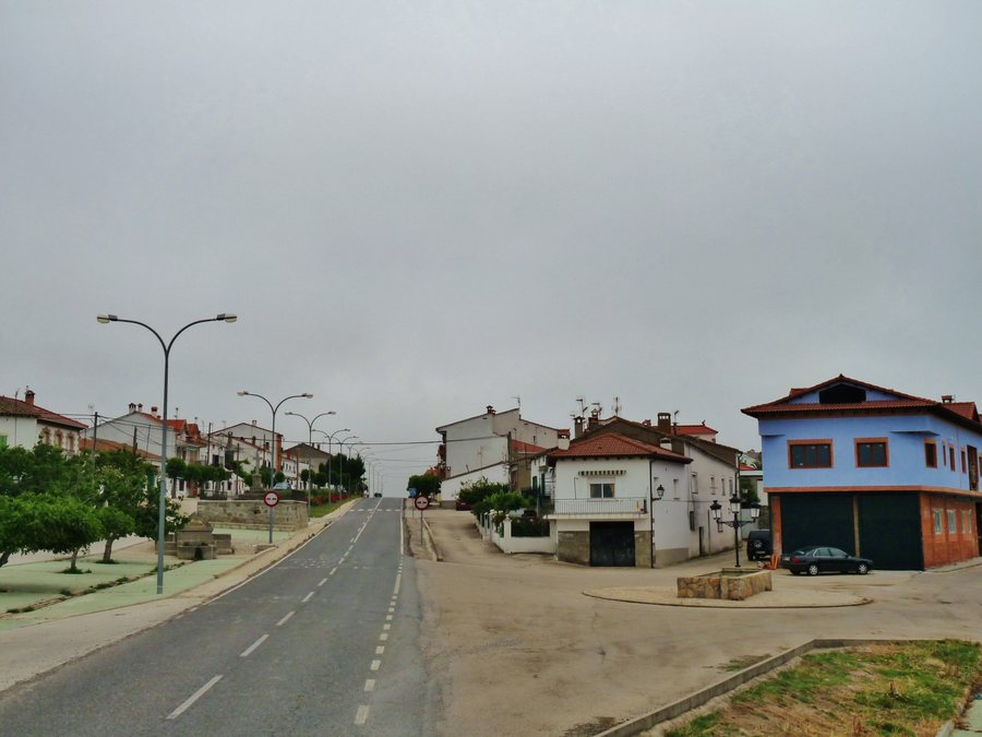 File:Calle de Higuera de Las Dueñas.JPG