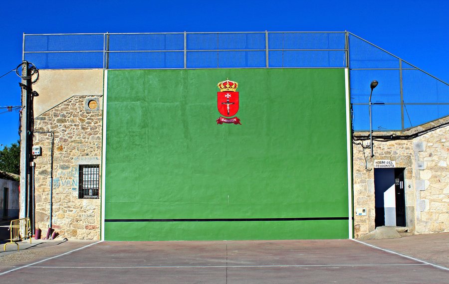 File:Frontón de Zamayón.jpg