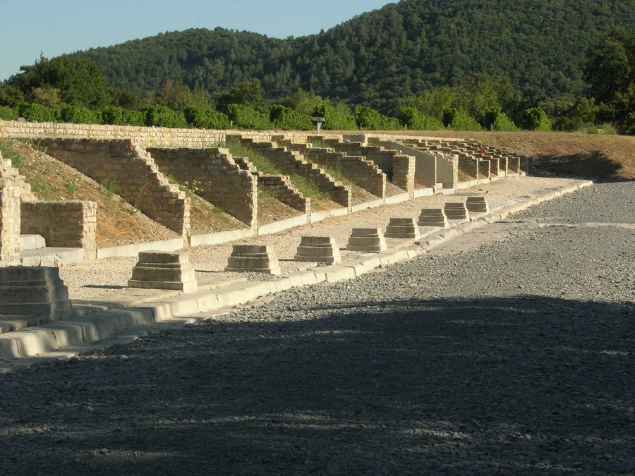 File:Alba-la-Romaine, cardo maximus et boutiques, 2.JPG
