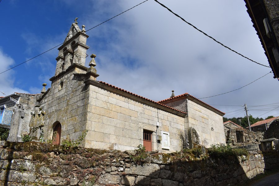 File:Igrexa de Santiago de Covas, Os Blancos 2.jpg