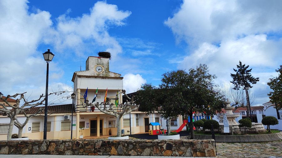 File:Casa consistorial de La Codosera.jpg