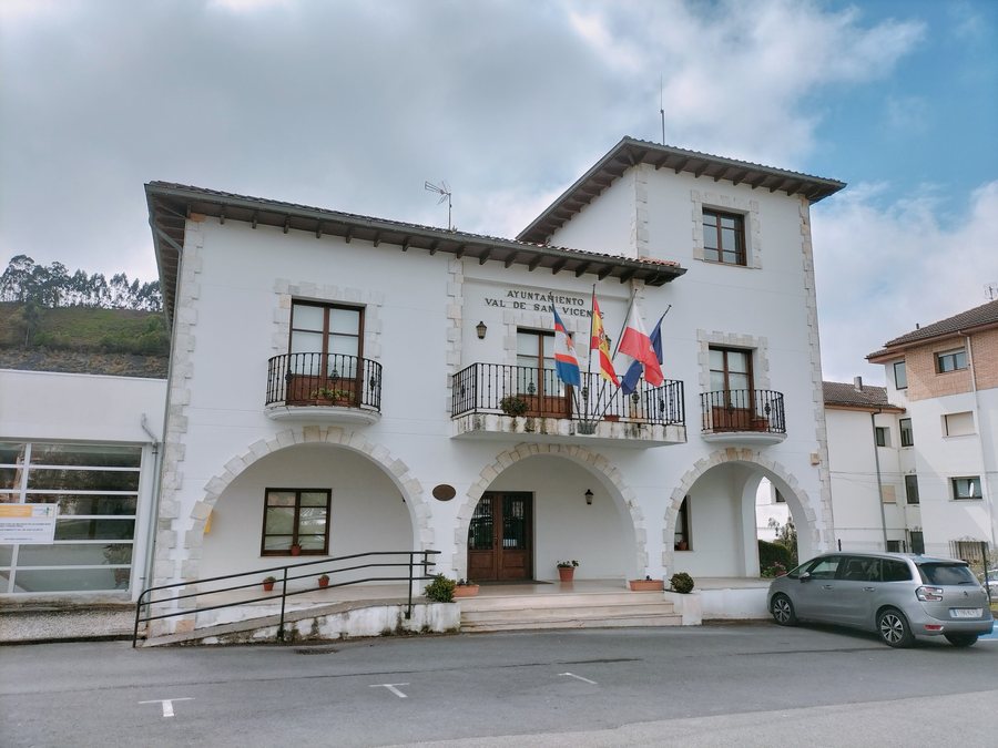 File:Val de San Vicente town hall.jpg