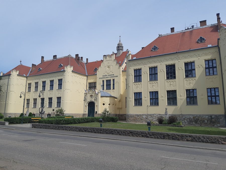 File:Bonyhádi Petőfi Sándor Evangélikus Gimnázium PSEG főépület utcafront.jpg