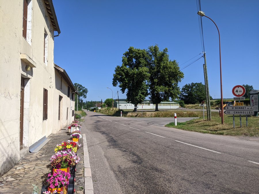 File:Beaubery - RD 79 lieu-dit Le Replat vers Saint-Bonnet-de-Joux (juin 2023).jpg