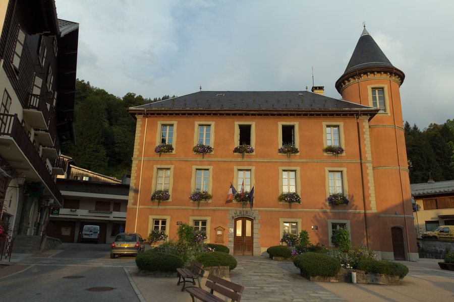 File:Mairie de Beaufort-sur-Doron (Savoie, France).jpg