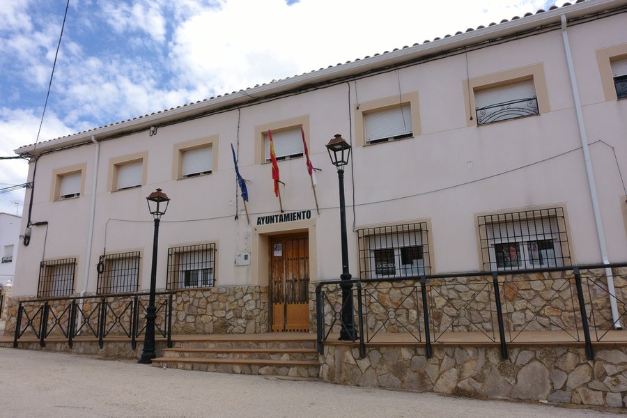 File:Ayuntamiento de Rada de Haro.jpg