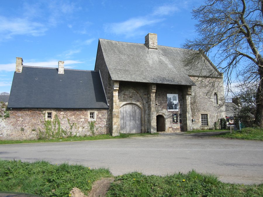 File:Abbaye de La Lucerne d'Outremer - Entrée.JPG