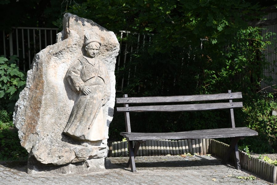 File:Kozárd, Pásztorfiú szobor 2021 01.jpg