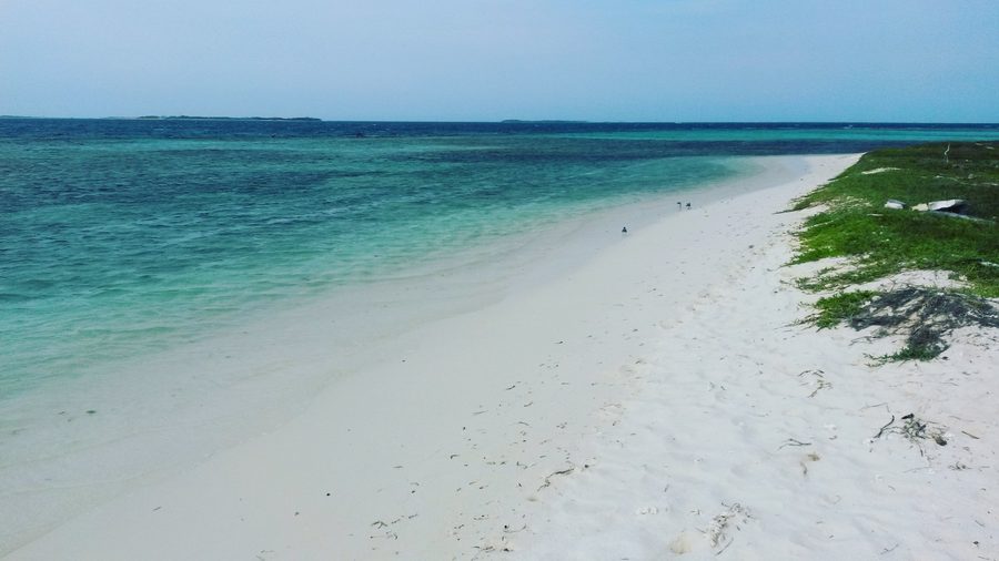 Vista aérea de Cayo Pirata en el Archipiélago Los Roques, con cayos y mar Caribe turquesa