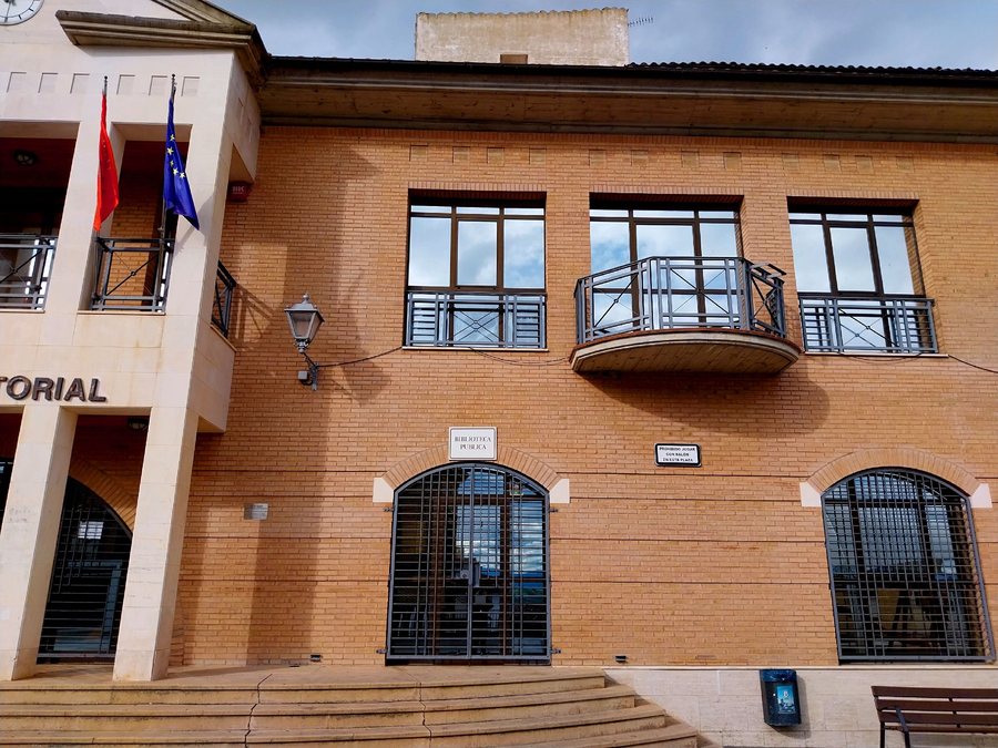 File:Sesma - Biblioteca Pública.jpg