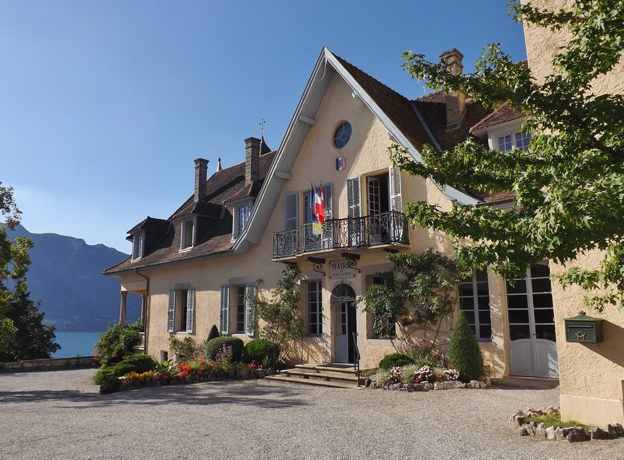 File:Mairie de Tresserve et lac du Bourget.JPG