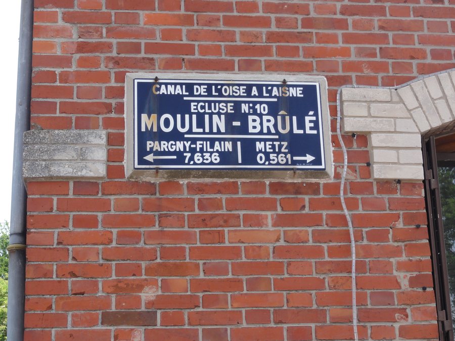 File:Braye-en-Laonnois (Aisne) Canal de l'Oise à l'Aisne, écluse nr 10 de Moulin-Brulé, plaque.JPG