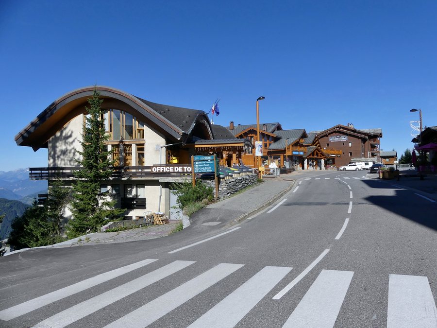 File:Centre de La Rosière-Montvalezan au matin (été 2019).JPG