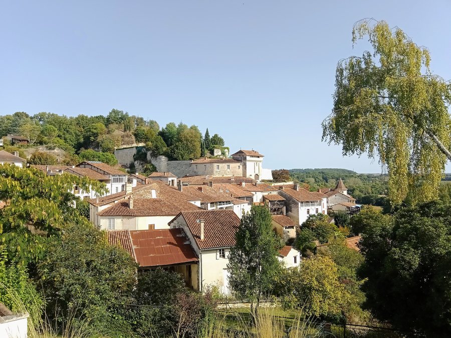 File:Aubeterre-sur-Dronne.jpg