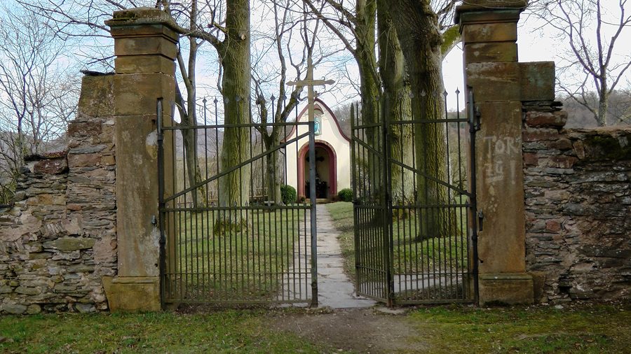 Chapel and natural monuments on the Lambrechtskirchhof in Ayl on the Saar