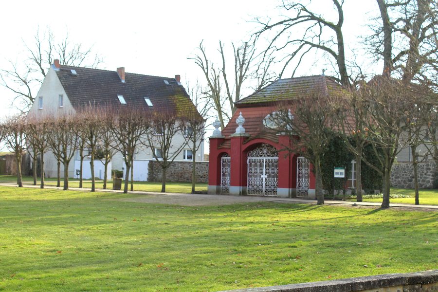 House Parkweg 2 and tea house in Liebenberg in Löwenberger Land