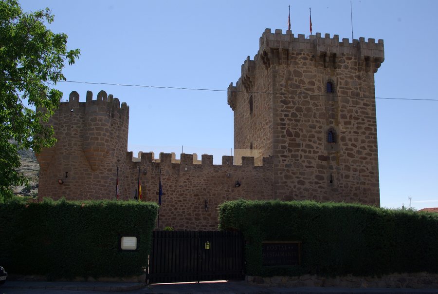 File:Castillo de Villaviciosa 01 by-dpc.jpg
