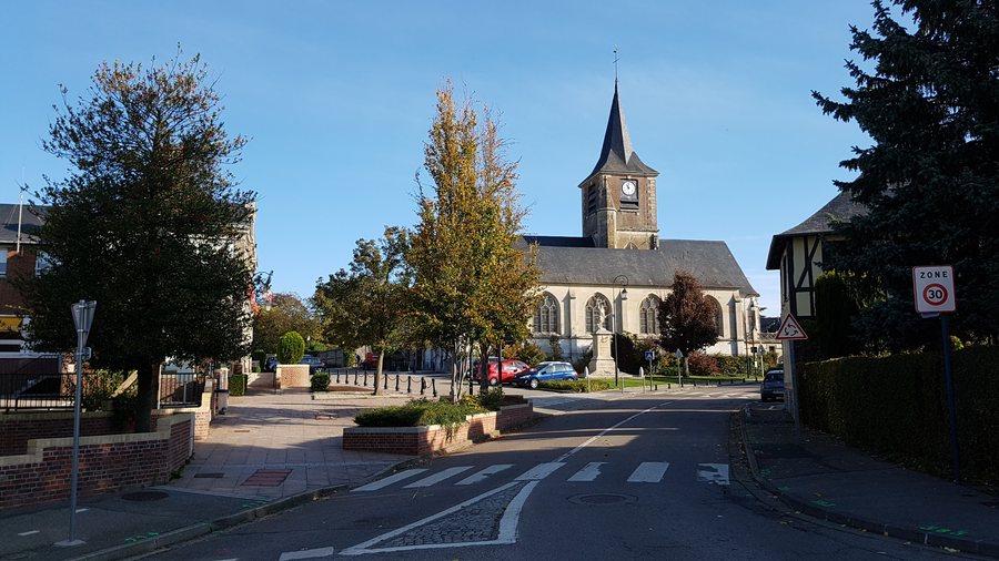 File:Isneauville - centre-bourg.jpg