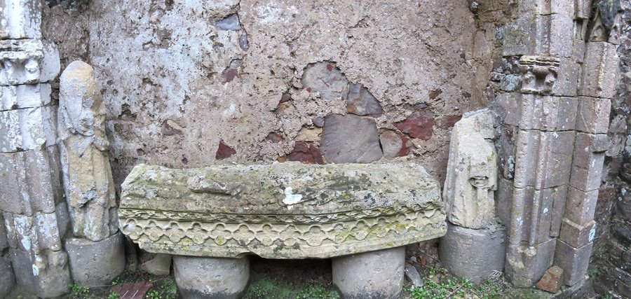 File:Vestige de la chapelle Saint-Michel de Lestre - Gisant de la chapelle (2).jpg