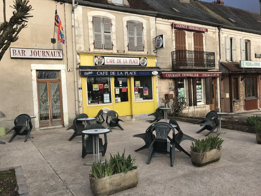 File:Café de la Place à Courson-les-Carrières (Yonne, France) - 2018.jpg