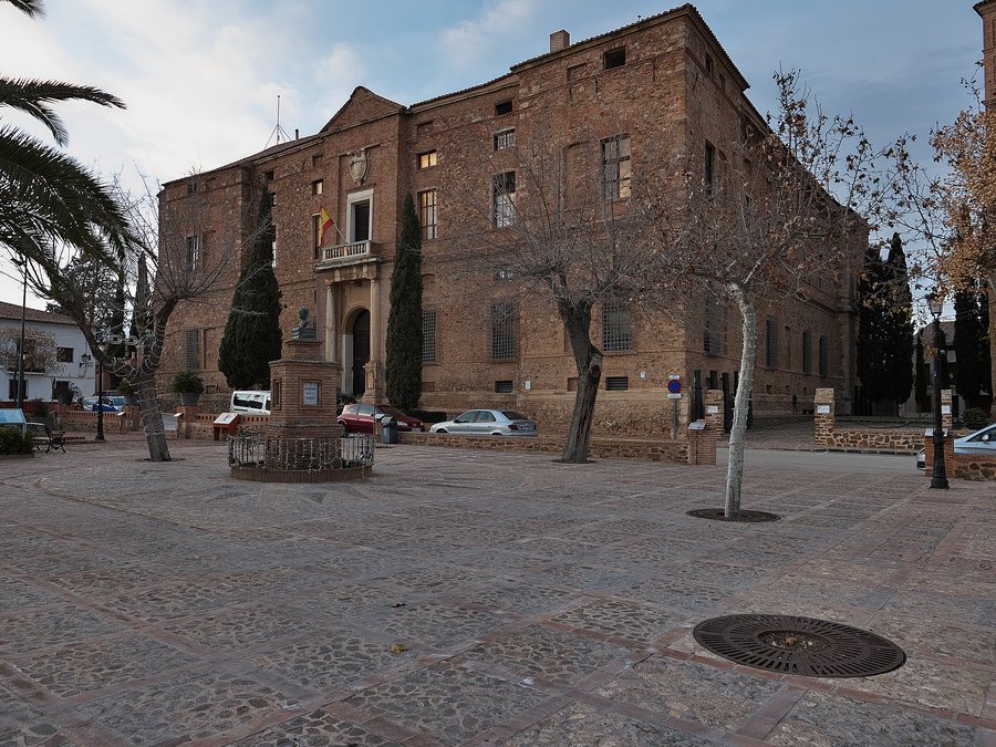File:Exterior del Palacio del Marqués de Santa Cruz, Viso del Marqués.jpg
