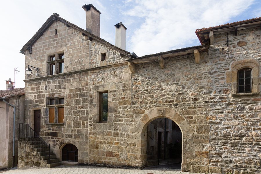 File:Maison du XVIe siècle, Prévenchères, France.jpg