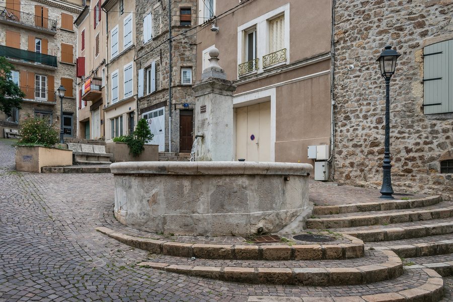 File:Fontaine de la Grenette in Annonay (2).jpg