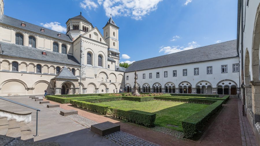 Abteikirche St. Nikolaus der Abtei Brauweiler mit Mariensäule im Marienhof