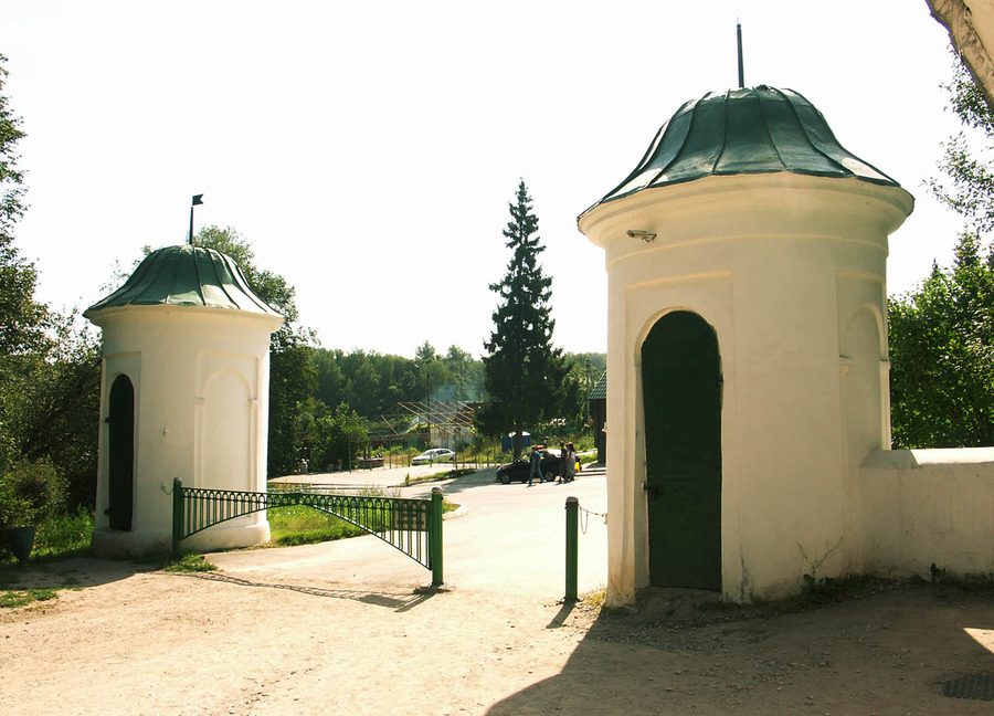 Entrance to the Yasnaya Polyana museum estate