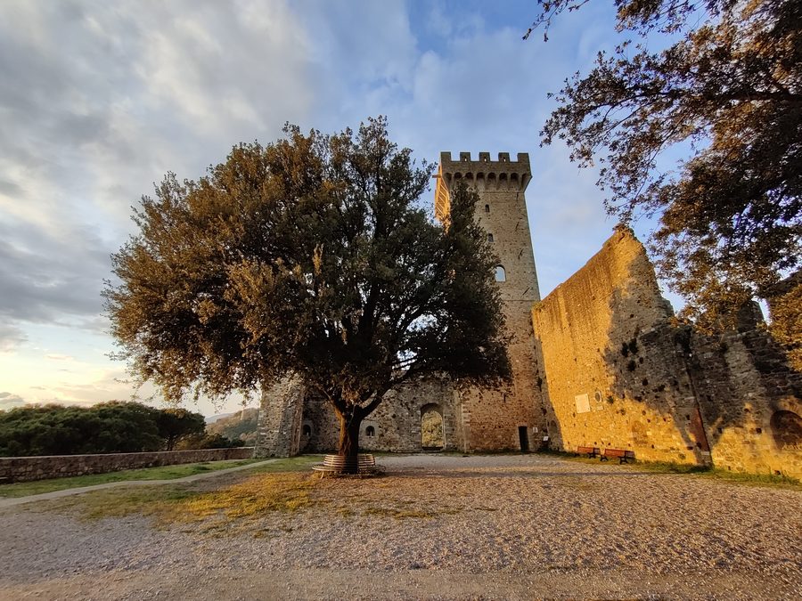 Palazzo dei Vescovi mit der Turris Magna im historischen Ortskern von Castelnuovo Magra