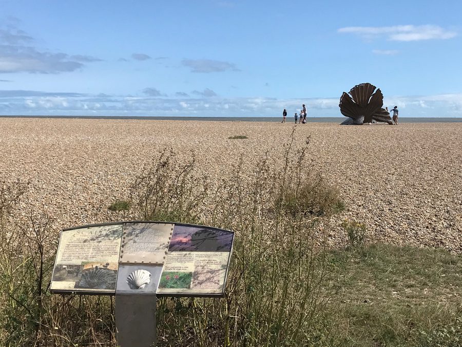 Die Skulptur The Scallop auf dem Kieselstrand bei Aldeburgh