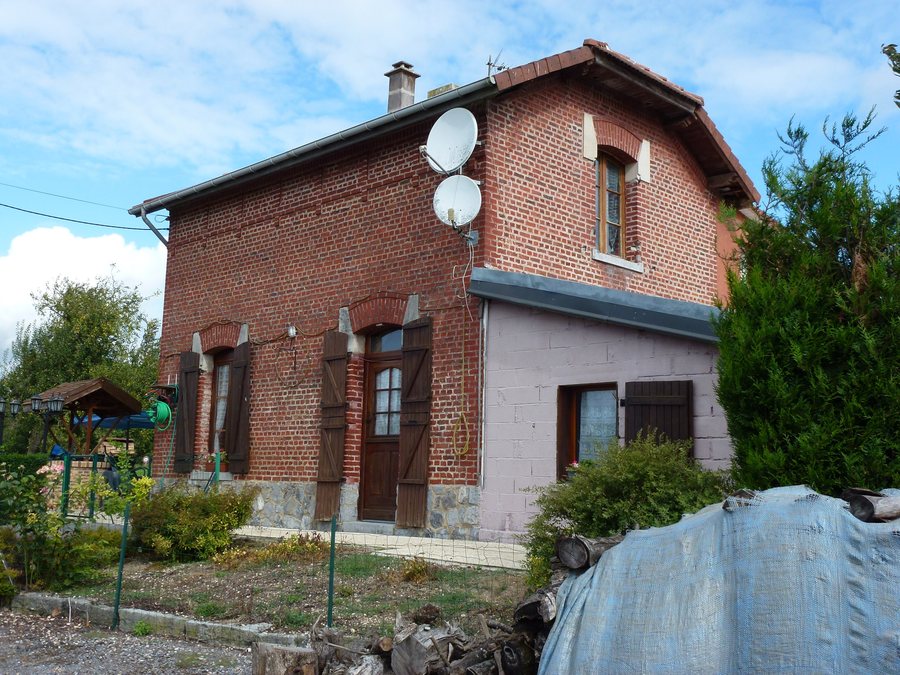 File:Doumely-Bégny (Ardennes) ancienne gare.JPG