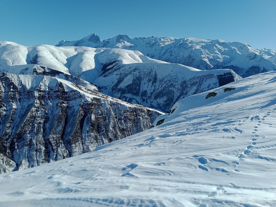 File:Besse @ Col de Sarenne 01.jpg