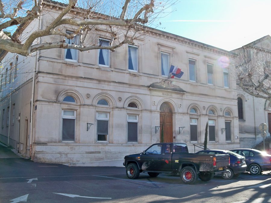 File:Chateaurenard - Mairie.jpg