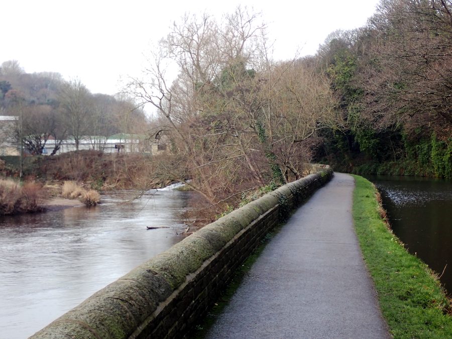Der River Calder und die Calder and Hebble Navigation in Brighouse