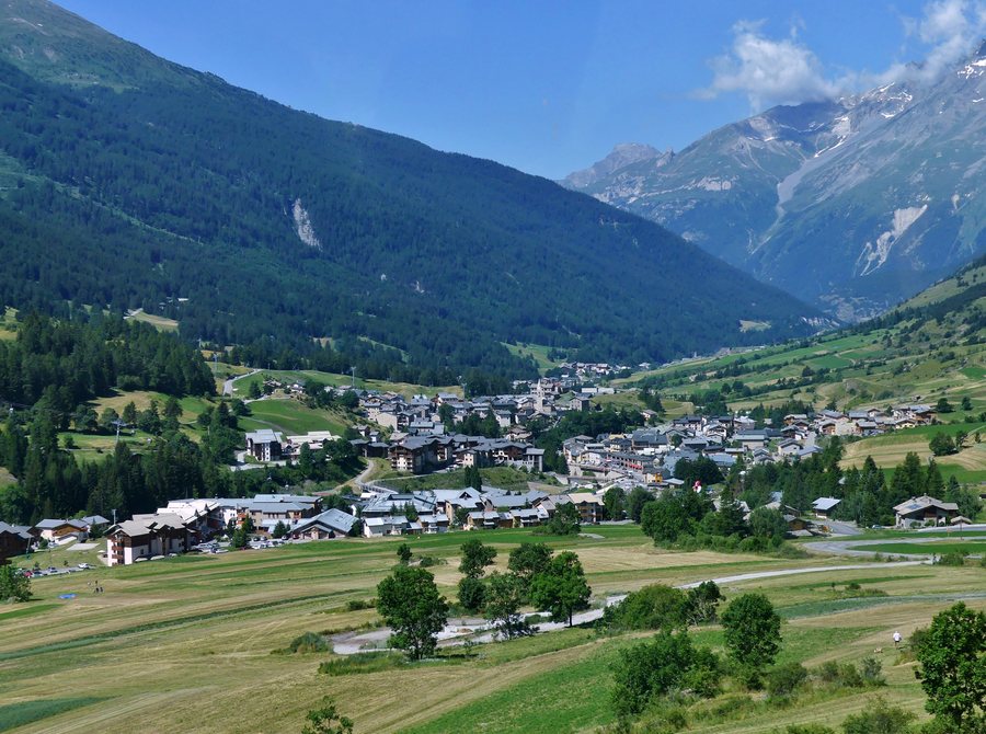File:Panorama de Lanslevillard en Haute-Maurienne (été 2019).JPG