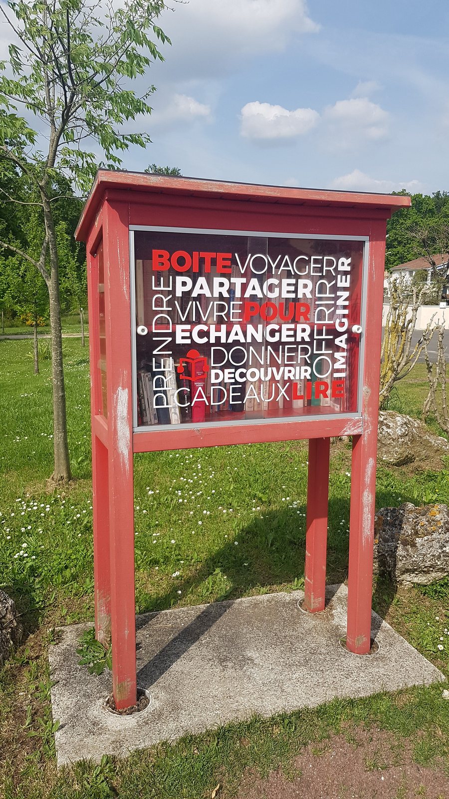 File:Saint-Yrieix-sur-Charente - Rue de Chez Dary - boîte à livres.jpg