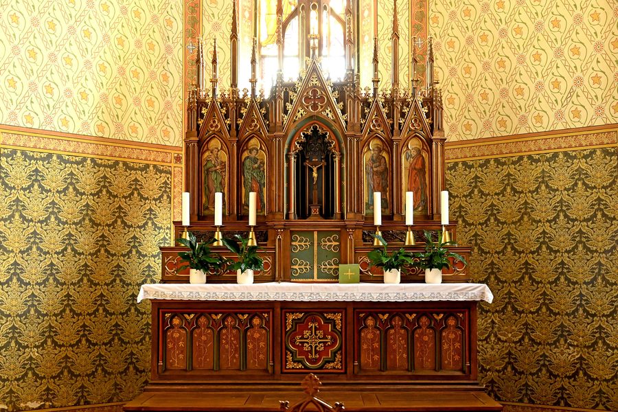 Neugotischer Hochaltar der Pfarrkirche St. Remigius in Retterath